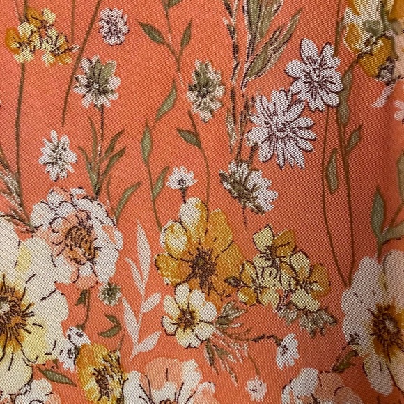 Roz @ Ali peach lined floral top with cut-out back. - Picture 4 of 4